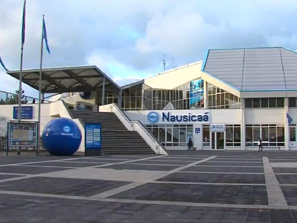 Bâtiment de Nausicaa, centre national de la Mer, face au port de Boulogne-sur-Mer