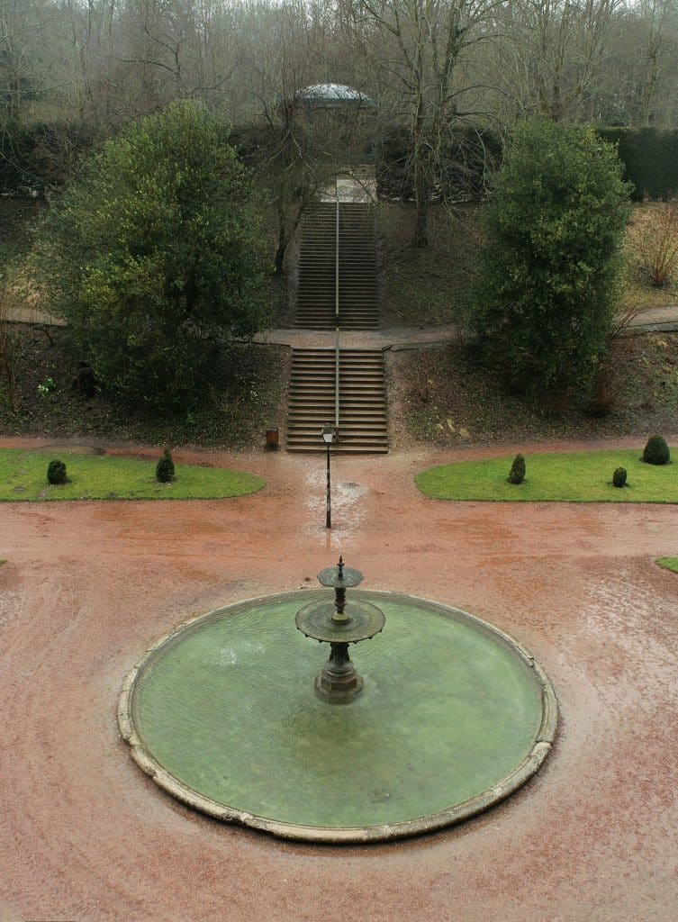 Fontaine du jardin public de Saint-Omer avec ses parterres fleuris