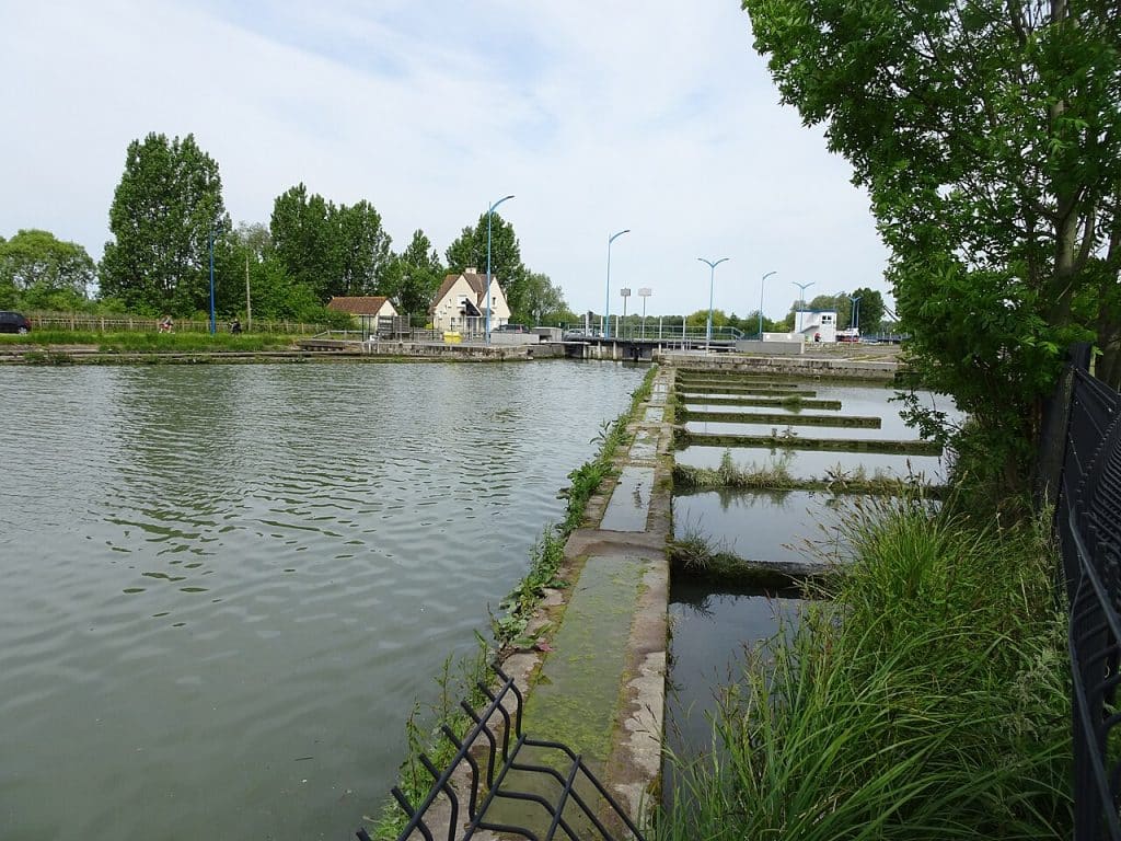 Le canal de Neufossé traversant Arques, Pas-de-Calais, avec l'écluse historique