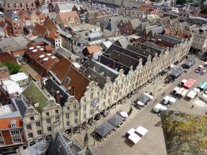 Vue aérienne de la place des Héros d'Arras depuis le beffroi, maisons à pignons flamands