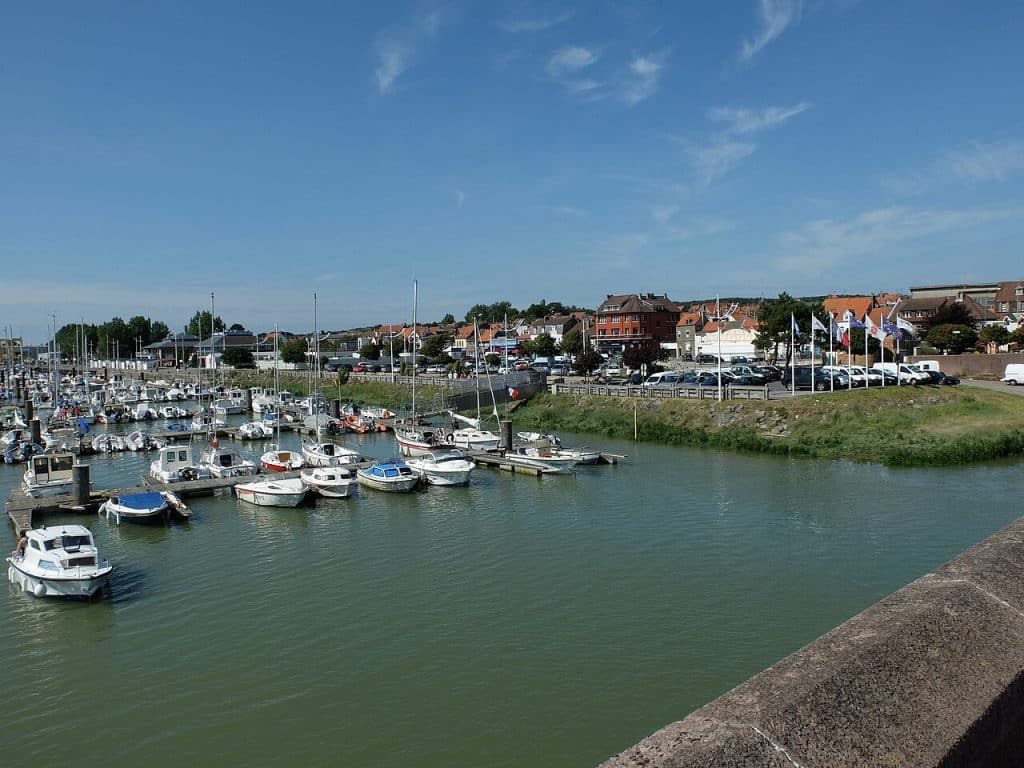 Le port de pêche d'Etaples-sur-Mer avec ses bateaux sur la Canche, Pas-de-Calais