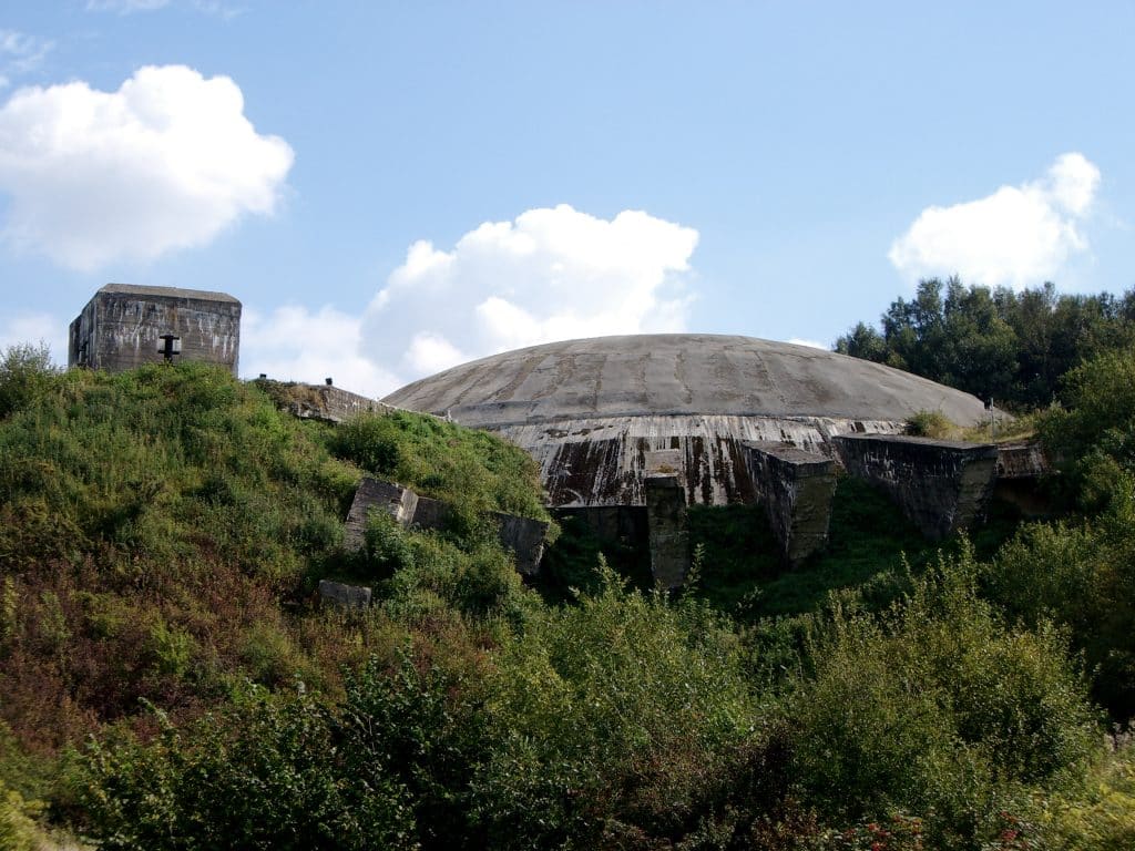 Vue extérieure du dôme de béton de La Coupole à Helfaut-Wizernes