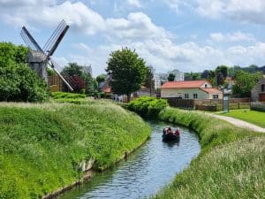 Vue sur le marais audomarois avec un moulin traditionnel près de Saint-Omer