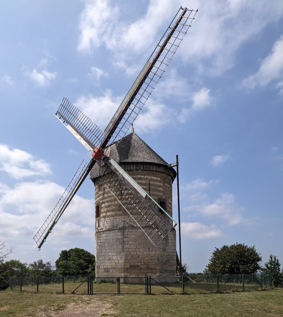 Watten, le mont, le moulin et l'abbaye qui veillent sur le marais