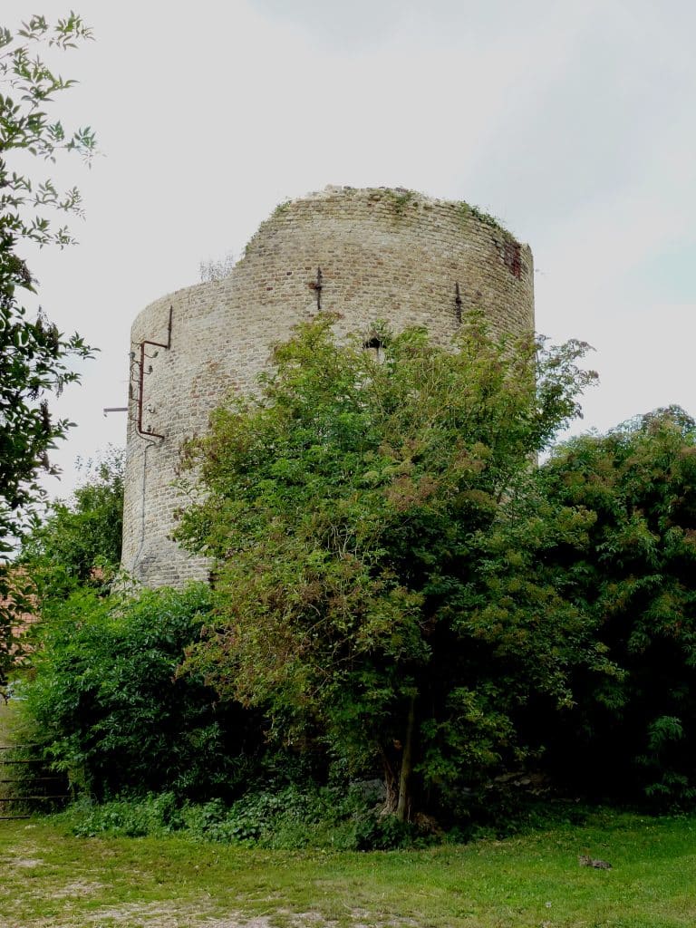Serques, son église, son moulin et ses maisons dans l'eau
